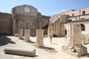 L'intérieur de San Giovanni Evangelista, entrée des catacombes, Syracuse