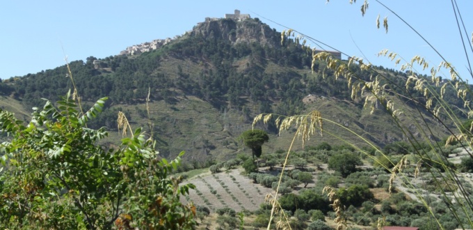 Vue sur Giuliana et la château de Frédéric