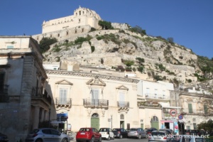 Colle di San Matteo depuis la Piazza Italia, Scicli