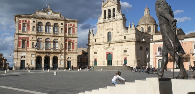 Place centrale de Grammichele, monument à Carlo Maria Carafa