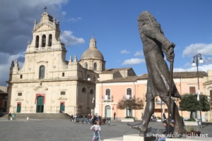 Piazza Carlo Maria Carafa, Monument à Carafa, Grammichele