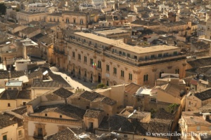Vue sur la mairie et la Via Penna, Scicli