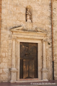 Portail latéral de l'église Sant'Oliva, Alcamo