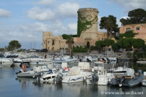 San Nicola l'Arena, château et port, Sicile