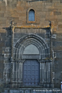Portail latéral de la Basilique de Santa Maria Assunta à Randazzo