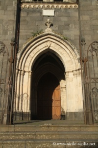 Portail de Basilique de Santa Maria Assunta à Randazzo