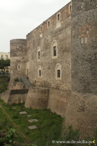 Château Ursino à Catane et lave