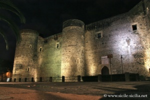 Château Ursino de nuit à Catane