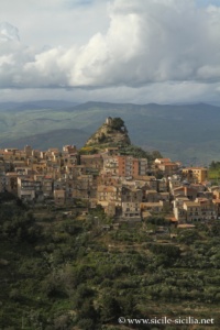 Panorama sur le Mont du Calvaire de Centuripe, de la Villa Corradino