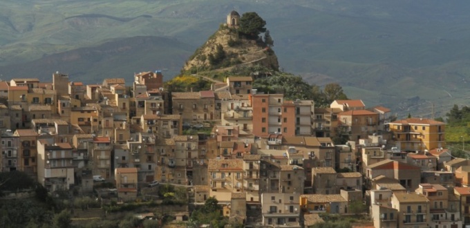 Panorama sur le Mont du Calvaire de Centuripe, de la Villa Corradino