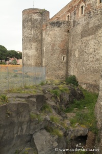 Château Ursino et lave à Catane