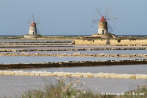 Moulins de salines de la réserve naturel et de la lagune de Marsala, Sicile