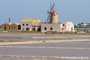Moulin et musée du sel des salines de la réserve naturelle et étangs de Marsala, Sicile