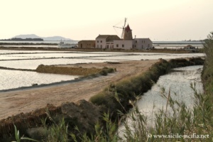 Moulin et musée du sel des salines de la réserve naturelle et étangs de Marsala, Sicile