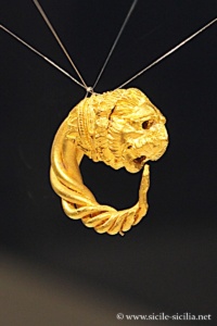 Boucle d'oreille en or du musée municipal de Salemi
