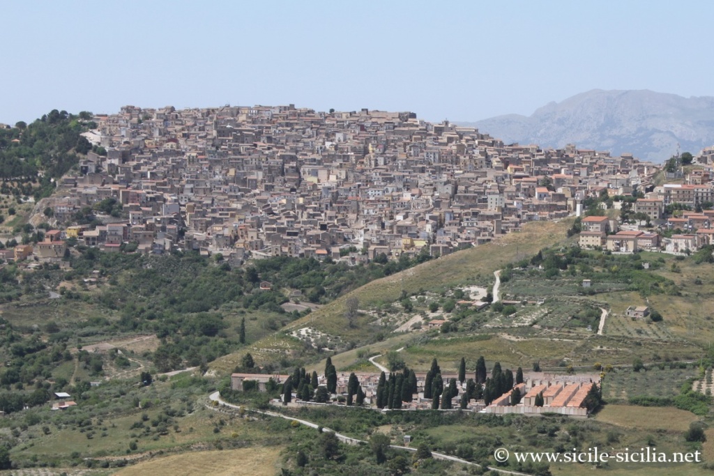 Panorama sur Prizzi depuis la Montagne des chevaux, Sicile