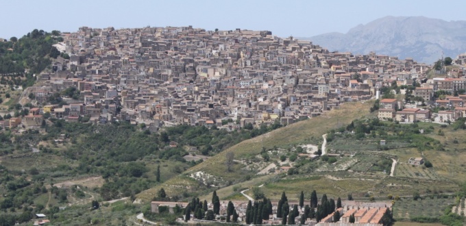 Panorama sur Prizzi depuis la Montagne des chevaux, Sicile