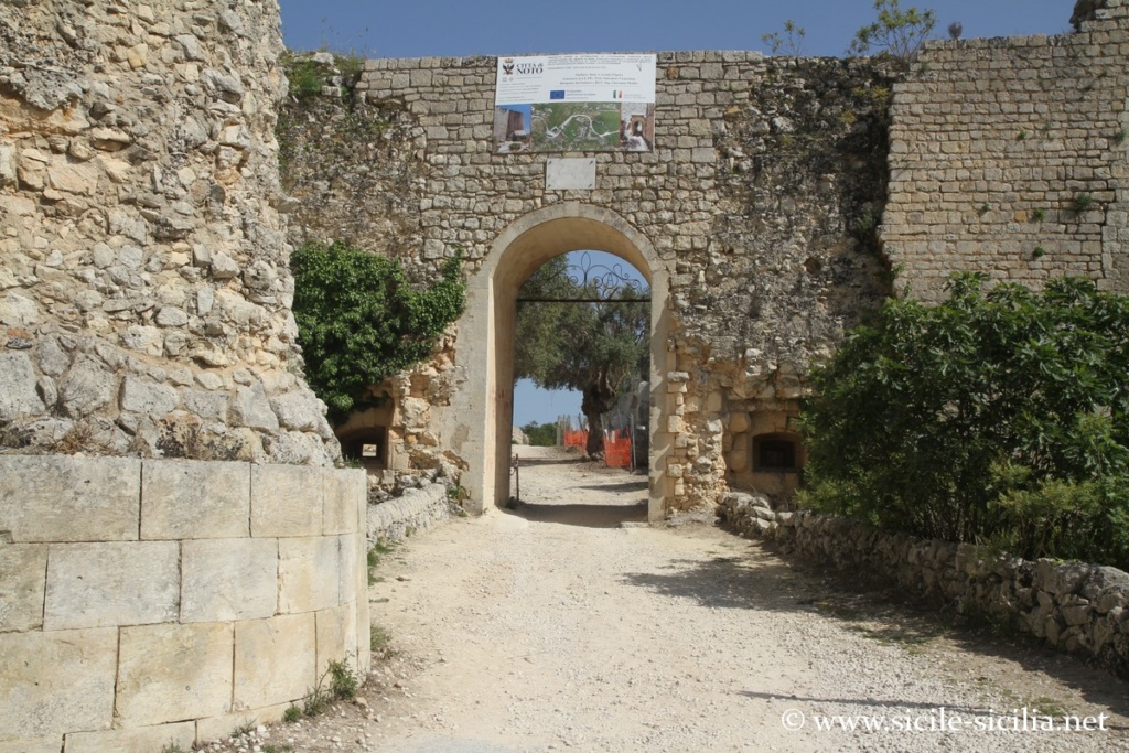 Porta della Montagnola, Noto Antica, Sicile