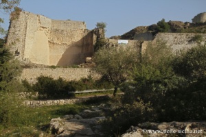 Enceinte et porte de Noto Antica