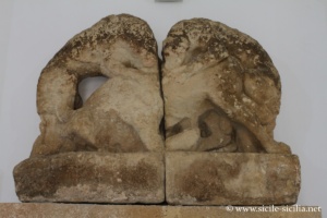 Lions et taureau, fronton, musée Whitaker, Motyé