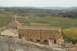 Château et panorama de Pietraperzia en Sicile