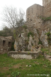 Château et cimetière de Forza d'Agro