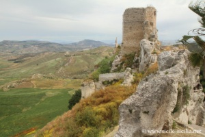 Château et panorama de Pietraperzia en Sicile