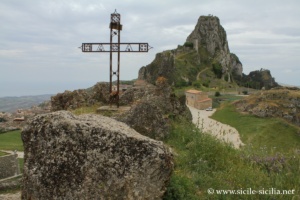 Panorama depuis le rocher de la cathédrale de Caltabellotta en Sicile