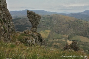 Panorama depuis le rocher de la cathédrale de Caltabellotta en Sicile