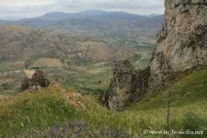 Panorama depuis le rocher de la cathédrale de Caltabellotta en Sicile