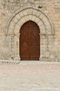 Portail de l'église San Salvatore à Caltabellotta en Sicile