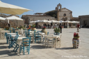 Place centrale de Marzamemi en Sicile