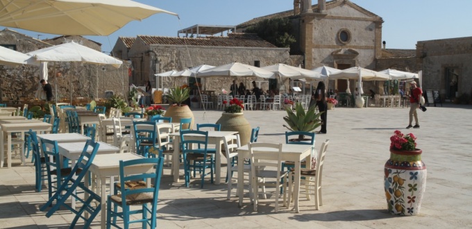 Place centrale de Marzamemi en Sicile
