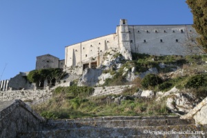 Monastère et église San Pellegrino, Mont Kollega, Caltabellotta