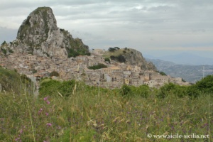 Panorama sur Caltabellotta depuis le monastère San Pellegrino