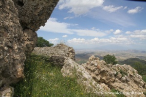 Panorama des ruines du château Castellaccio d'Aidone en Sicile
