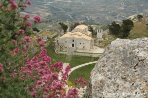 Panorama sur la cathédrale de Caltabellotta depuis le Pizzo Kratas à Caltabellotta
