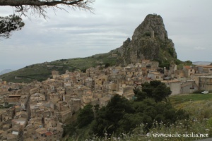Panorama depuis le rocher de la cathédrale de Caltabellotta en Sicile