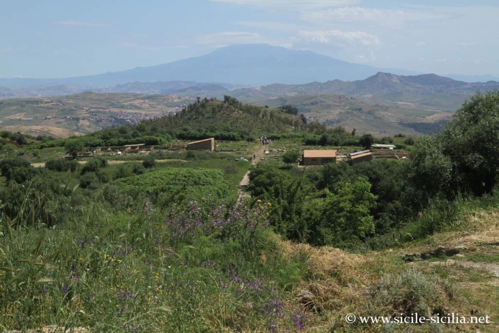 Vue sur la colline Citadella depuis l'acropole hellenique