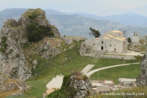 Panorama sur la cathédrale de Caltabellotta depuis le Pizzo Kratas à Caltabellotta