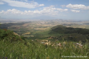 Panorama des ruines du château Castellaccio d'Aidone en Sicilev
