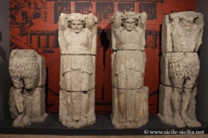 Sculptures de la scène du théâtre, musée antiquarium de Laitas, Sicile