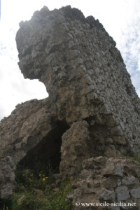 Panorama des ruines du château Castellaccio d'Aidone en Sicile