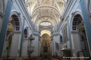 Nef centrale de la Chiesa Madre San Bartolomeo