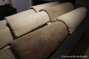 Tuiles avec cachets, musée de Laetia, Sicile
