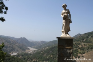 Terrasse du château de Novara di Sicilia