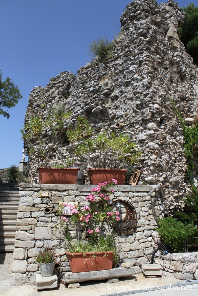 Ruine d'un mur du château médiéval de Novara di Sicilia