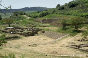 Vue sur l'agora depuis le haut du quartier résidentiel est à Morgantina, Sicile