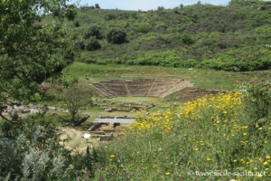 Vue sur le théâtre depuis le haut du quartier résidentiel est à Morgantina, Sicile
