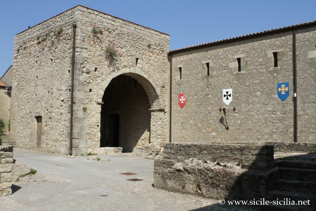Cour et chapelle palatine du château de Montalbano Elicona